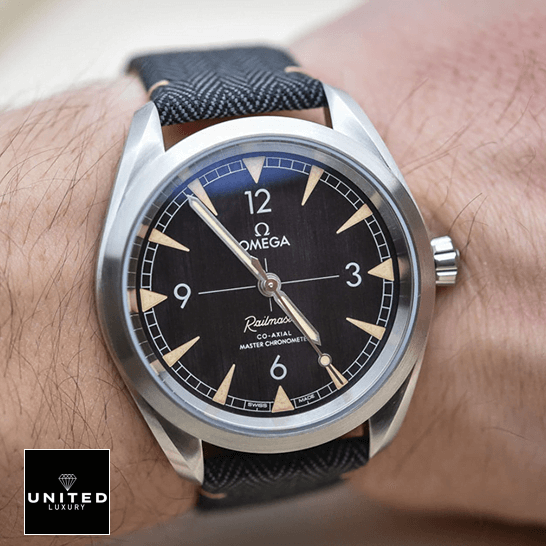 Omega Railmaster Co-Axial Master Chronometer Black Dial 220.12.40.20.01.001 Detailed Replica omega seamaster 220.12.40.20.01 replica wrist Omega 220.12.40.20.01 Railmaster Black Dial Steel Case Replica on the man wristh