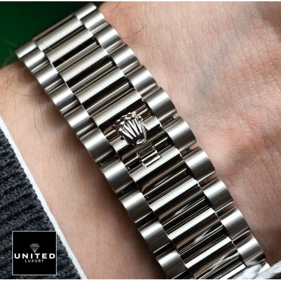 Rolex Day-Date 228236 Rolex Day Date Perpetual 228236 Replica Stainless Steel Oyster Bracelet on the Rolex logo