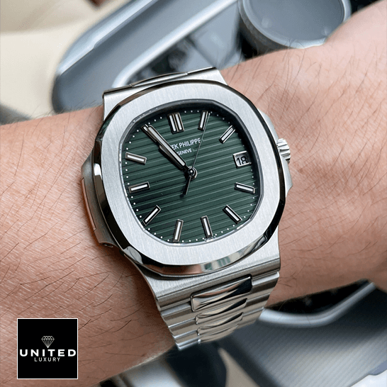 Patek Philippe Nautilus 5711/1A-014 Patek Philippe Nautilus Steel 5711_1A-014 Green Dial Steel Replica on the wrist