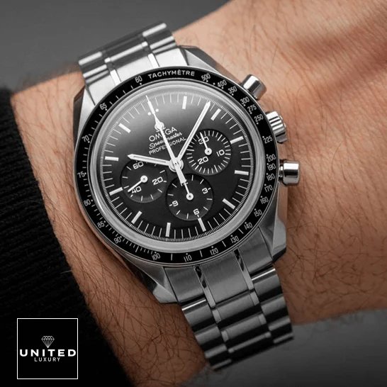 Omega Speedmaster Professional 311.99.42.30.04.001 Omega Speedmaster Professional Black Dial Replica on the wrist