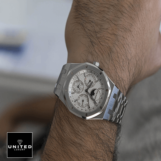 AP Royal Oak Offshore 26574ST.OO.1220ST.01 Super Clone audemars piguet royal oak prepetual calendar 26574ST.OO .1220ST.01 replica unitedluxurynet 1 Audemars Piguet Royal White Dial Moon Steel Replica on the wrist