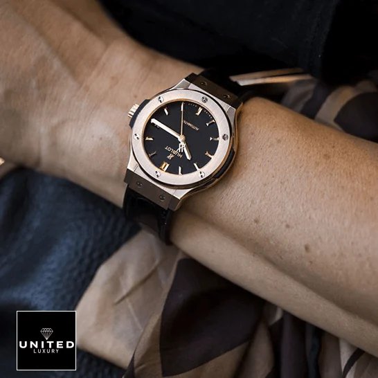 Hublot Classic Fusion King Gold 511.OX.1181.LR Replica hublot classicfusion 511.OX .1181.LR replica hand Hublot Classic Fusion Gold Bezel Black Dial Replica on the man wrist