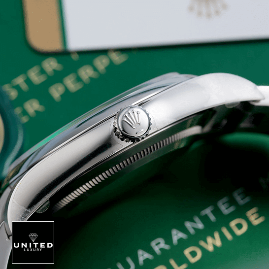 劳力士蚝式恒动日志型 114300 劳力士 Datejust Perpetual 114300 不锈钢表壳及表冠按钮复刻版,右侧展示于桌面