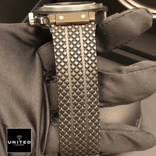 Hublot Big Bang 301.CX.130.RX Hublot Big Bang 301.cx_.130.rx Black Rubber Bracelet Replica on the black glove hand