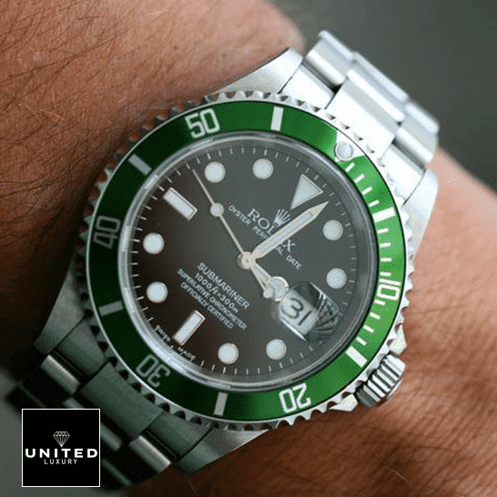 Rolex Submariner 16610LV Rolex Submariner Date Kermit Black Dial 16610LV MK2 Replica on his arm