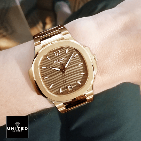 Patek Philippe Nautilus 7118/1R Patek Philippe Nautilus Ladies Golden Rose Gold 71181R-001 Replica on the wrist